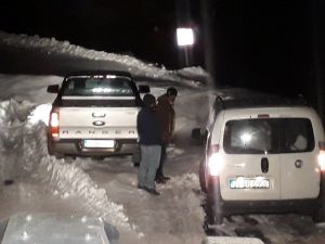 Siirt'te araçlarıyla karda mahsur kalan 11 kişi kurtarıldı