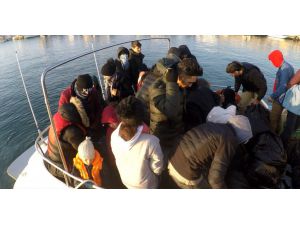 Ayvacık açıklarında lastik botta 36 düzensiz göçmen yakalandı