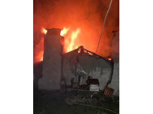Muğla'daki yangında 2 katlı ev kullanılamaz hale geldi