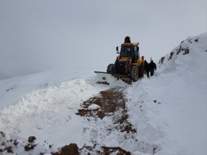 Kardan kapanan yolda mahsur kalan işçileri özel idare ekipleri kurtardı