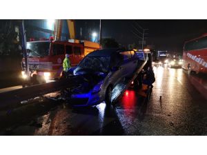 Kocaeli'de bariyerin saplandığı otomobilin sürücüsü yaralandı
