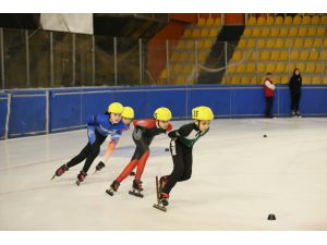 Short Track Federasyon Kupası-3 yarışları Kocaeli'de başladı