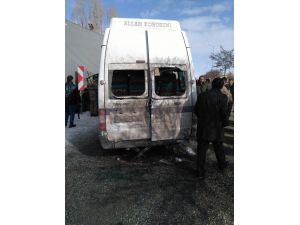 Van'da tır ile minibüs çarpıştı: 14 yaralı