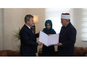 TDV Kuzey Makedonyalı görme engelli gence Braille alfabeli Kur'an hediye etti