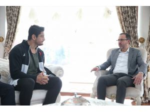 Gençlik ve Spor Bakanı Kasapoğlu'ndan milli güreşçi Taha Akgül'e ziyaret