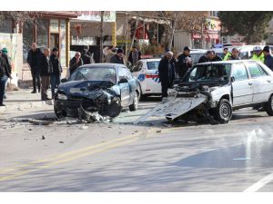 Isparta'da 2 otomobil çarpıştı: 5 yaralı