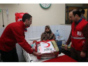 Türk Kızılaydan Pakistan'da yeni doğum yapan annelere yardım paketi