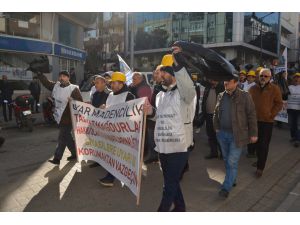 Soma'da tazminatlarının verilmediğini savunan maden işçileri eylem yaptı