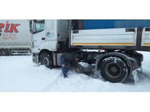 Karın etkili olduğu Bolu-Zonguldak kara yolu tır geçişine kapatıldı