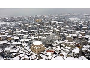 Kar yağışıyla beyaza bürünen tarihi Safranbolu konakları drone ile görüntülendi
