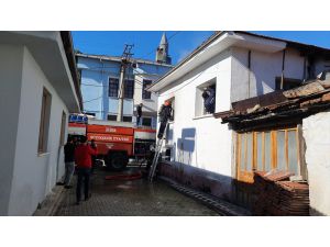 Bursa'da iki katlı ahşap evde çıkan yangın itfaiye ekiplerince söndürüldü