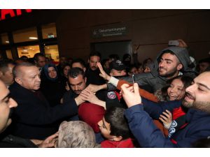 Cumhurbaşkanı Erdoğan, Elazığ'daki depremde yaralananları hastanede ziyaret etti