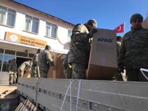MSB: Mehmetçiklerimiz AFAD'a ait 8 tır malzemenin taşınmasına destek verdi