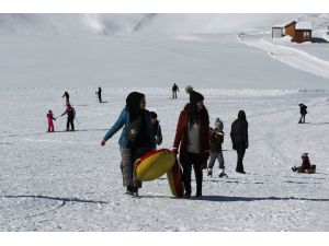 Hakkari, İran ve Iraklı kayak tutkunlarını ağırlıyor