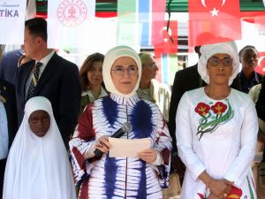 Emine Erdoğan, Gambiya'da cami ve okul açtı