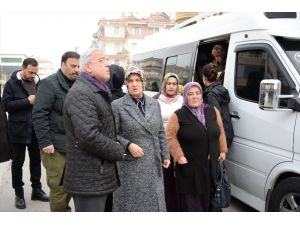 "Diyarbakır anneleri" depremzedeleri ziyaret edip ördükleri atkı, bere ve eldivenleri verdi