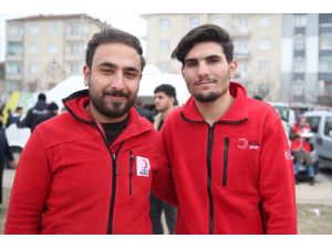 Elazığ depreminde elleriyle kazdığı enkazdan iki yaralı kurtaran Suriyeli Mahmud Kızılay gönüllüsü oldu