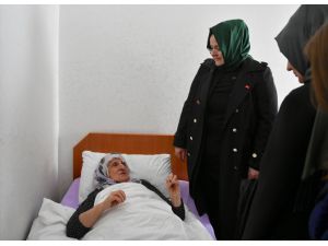 Bakan Zehra Zümrüt Selçuk Elazığ'da depremzedeleri ziyaret etti