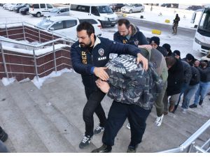 Çağrı merkezi numarasıyla dolandırıcılık yapan 15 kişi tutuklandı
