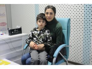 Doğuştan engelli kadın, işitme cihazı sayesinde 6 yaşındaki oğlunu duydu