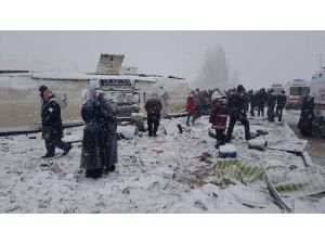 GÜNCELLEME - Erzincan'da yolcu otobüsü devrildi: 46 yaralı