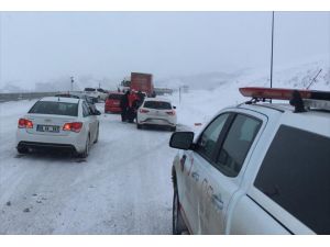 Kar yağışı nedeniyle Kop Dağı'nda mahsur kalan yaklaşık 500 kişi kurtarıldı