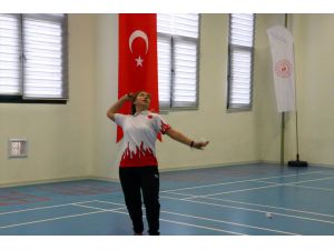 Badmintoncu Sinem'in hedefi Avrupa şampiyonasında kürsüye çıkmak