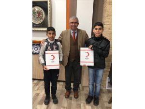 Adana'da iki kardeş su satarak kazandıkları parayı depremzedelere bağışladı