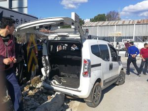 Muğla'da iki hafif ticari araç çarpıştı: 1 ölü, 1 yaralı
