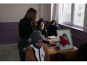 Aydın'daki kazada hayatını kaybeden lise öğrencisinin sırasına karanfil bırakıldı