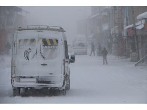 Karlıova'da okullar kar nedeniyle tatil edildi