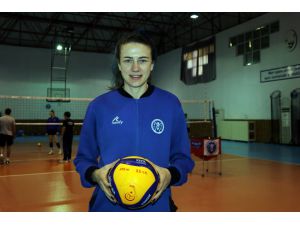 Voleybolun "Mavi Efe"si performansıyla göz dolduruyor