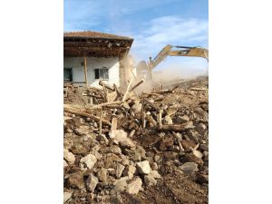 Malatya'da ağır hasarlı evler kontrollü yıkıldı