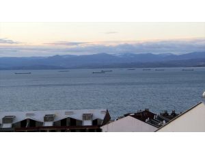 Yük gemileri Karadeniz'de "tam fırtına" uyarısıyla Sinop doğal limanına sığındı