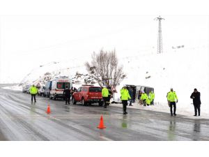 GÜNCELLEME - Erzurum'da yolcu midibüsü devrildi: 1 ölü, 21 yaralı