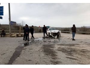 Sakarya'da iki otomobil çarpıştı: 6 yaralı