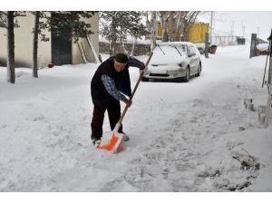 Kars ve Tunceli'de kar ile tipi ulaşımı aksatıyor