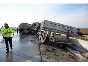 Mardin'de tanker ile iki tırın çarpıştığı kazada 3 kişi yaralandı