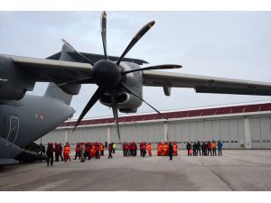 Bahçesaray'daki çığ felaketi için gönderilen kurtarma ekibi, askeri uçakla Van'a geldi