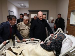 İçişleri Bakanı Süleyman Soylu, çığ altından kurtarılan yaralıları ziyaret etti