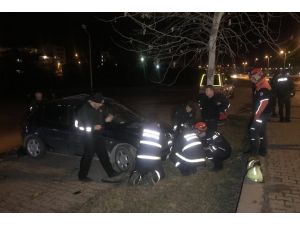 Karabükte ağaca çarpan otomobilin sürücüsü yaralandı