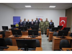 Türk askerinden Kosova'daki üniversitenin bilgisayar dersanesine donanım desteği