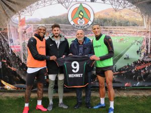 Kestelspor'un centilmen futbolcusuna, Alanyaspor forması hediye edildi