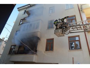 Aksaray'da bir apartmanda çıkan yangında mahsur kalan Iraklı engelliyi polis kurtardı