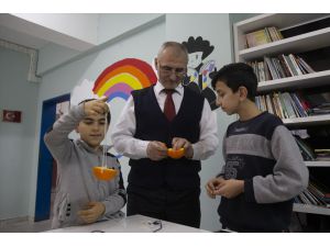 Edirne'de öğrenciler kuşlar için ağaçlara portakal kabuğundan yemlikler asıyor