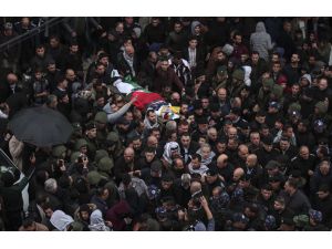 İsrail askerlerinin şehit ettiği Filistinli polisin cenazesi toprağa verildi