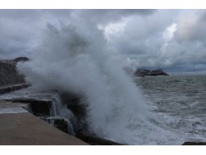 Zonguldak'ta rüzgar nedeniyle dalgalar mendireği aştı