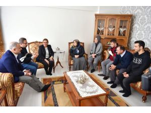 Ticaret Bakanı Pekcan depremde enkazdan kurtarılan Azize Çelik'i ziyaret etti