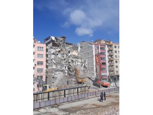 Malatya'da ağır hasarlı binanın kontrollü yıkımı sürüyor