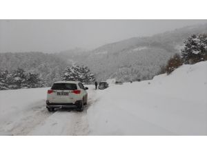 Yoğun kar yağışı nedeniyle Abant'a ulaşım sağlanamıyor
